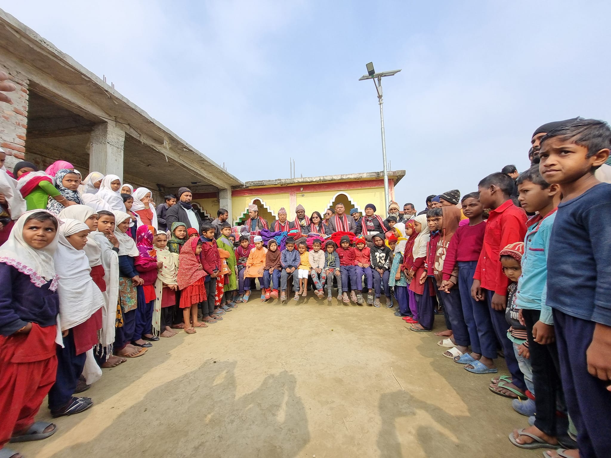 मदरसा इलमुल कुरानका विद्यार्थी भाईबहिनिहरुलाई न्यानो कपडा वितरण गरिएको छ।